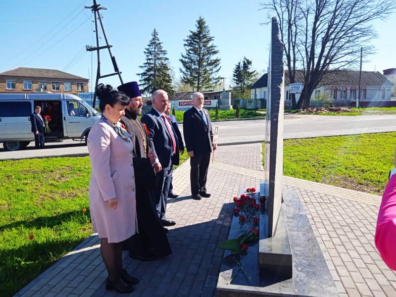 В суражском районе день вознесения господня. Суражский районный. Открытие мемориальной доски в школе с. Дубровка Суражского района. Открытие мемориальной доски в школе Суражский район деревня Дубровка. Администрация Суражского района Брянской области официальный сайт.